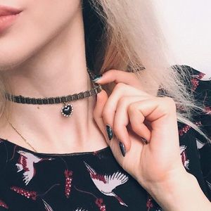 Antique Gold-tone Metal Queen of Hearts Choker